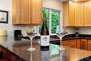 Fridge, microwave, oven, stovetop - Bluebird Mountain Home: Dog Friendly, No Step Master (Wintergreen Resort)