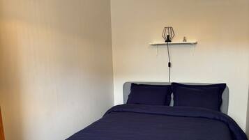 1 slaapkamer, een strijkplank/strijkijzer, gratis wifi, beddengoed