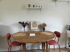 Dining - Maisonnette à la Campagne (Baulne)