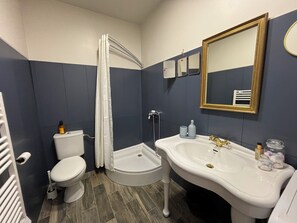 Haartrockner, Handtücher, Seife, Toilettenpapier