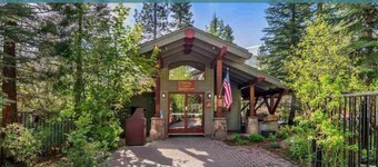 VIP 4BR Walk to Northstar Village Hot-Tub Fenced-In Yard