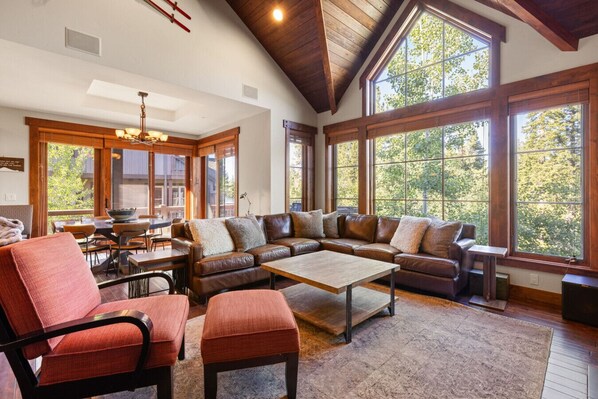 TV connectée, cheminée, baby-foot, livres