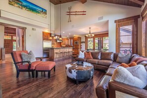 TV connectée, cheminée, baby-foot, livres