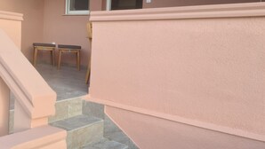 A staircase with stone steps leading to a landing. - Apartments Rubbi - Two Bedroom Apartment with Terrace (Vrsi)
