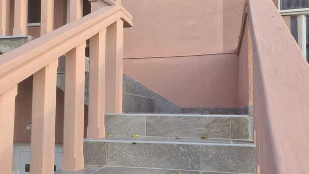 A staircase with pink railings and stone steps. - Apartments Rubbi - Two Bedroom Apartment with Terrace (Vrsi)