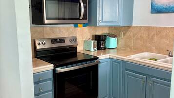 ثلاجة، ميكروويف، فرن، موقد طهي مسطح