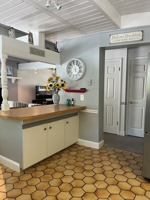 Interior - Walk to Beach, Stunning Sunsets (Southampton)