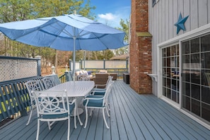 Outdoor dining - Walk to Beach, Stunning Sunsets (Southampton)