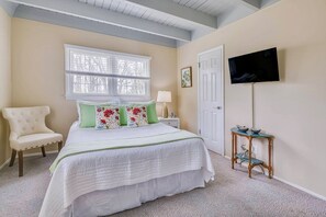 5 bedrooms, iron/ironing board, WiFi, bed sheets - Walk to Beach, Stunning Sunsets (Southampton)