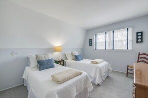 5 bedrooms, iron/ironing board, WiFi, bed sheets