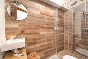 Regadera, secadora de cabello, toallas, papel de baño 