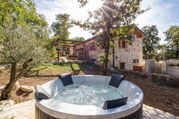 Outdoor spa tub - Paradiso Istriano Oasi - Two bedroom Apartment (Rovinjsko Selo)