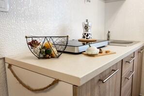 Fridge, microwave, stovetop, electric kettle - Paradiso Istriano Oasi - Two bedroom Apartment (Rovinjsko Selo)