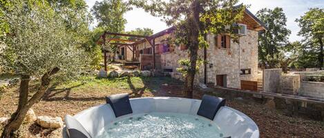 Outdoor spa tub