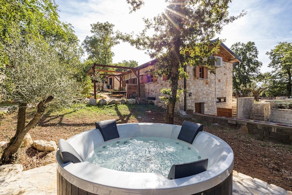 Outdoor spa tub