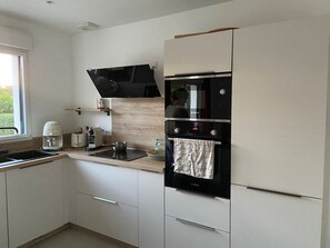 Een koelkast, een microgolfoven, een oven, een kookplaat