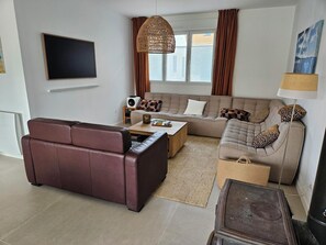 Televisie, een muziekbibliotheek en een stereo