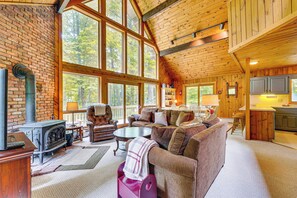 TV, books, video library - Family-Friendly Ludlow Cabin on Lake Pauline! (Ludlow)