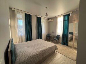 基础双人房或双床房, 海景 | 办公桌、熨斗/熨板、免费 WiFi、床单