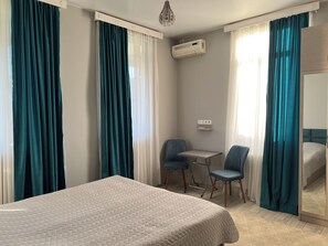 基础双人房或双床房, 海景 | 办公桌、熨斗/熨板、免费 WiFi、床单