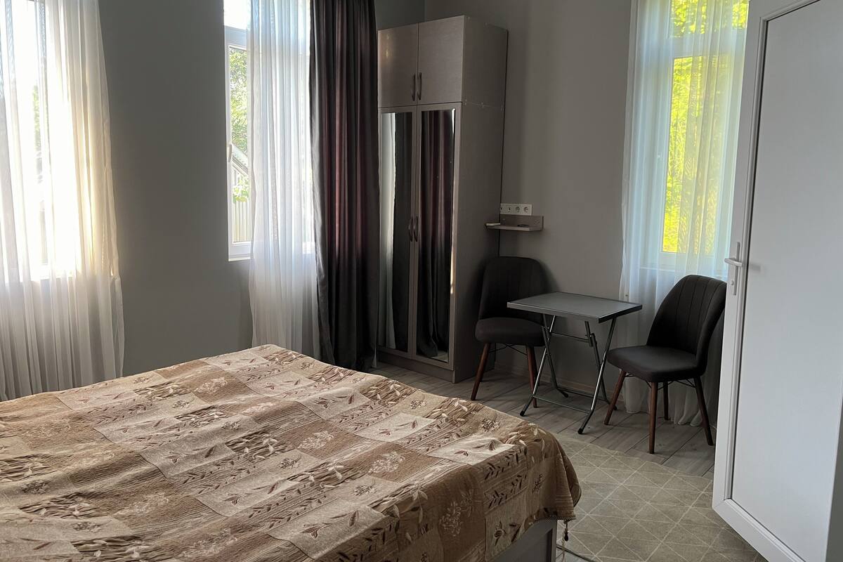 Basic-Doppel- oder -Zweibettzimmer, Bergblick | Schreibtisch, Bügeleisen/Bügelbrett, kostenloses WLAN, Bettwäsche