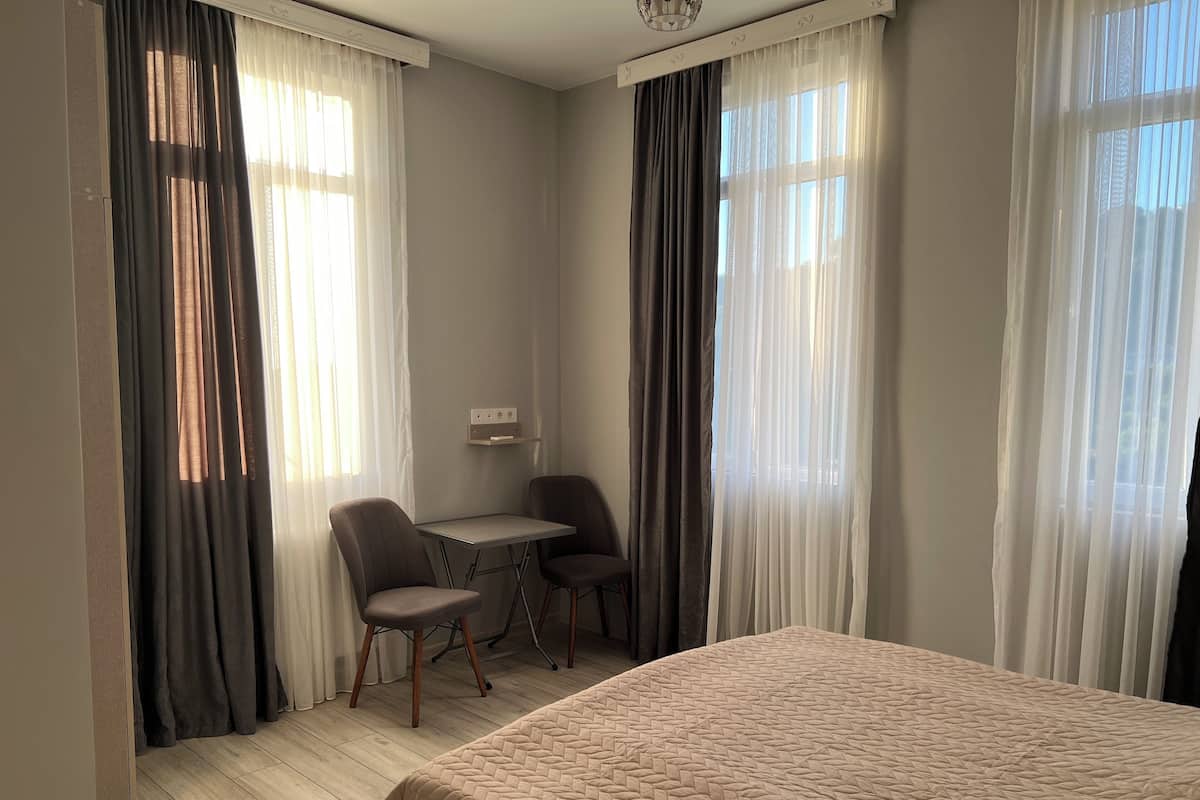 Basic-Doppel- oder -Zweibettzimmer, Meerblick | Schreibtisch, Bügeleisen/Bügelbrett, kostenloses WLAN, Bettwäsche