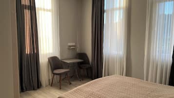 Kamar Double atau Twin Basic, pemandangan laut | Meja kerja, setrika/meja setrika, Wi-Fi gratis, dan seprai linen