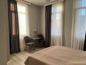 ベーシック ダブルまたはツインルーム シービュ�ー | デスク、アイロン / アイロン台、WiFi (無料)、ベッドシーツ