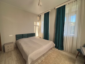 Kamar Double atau Twin Basic, pemandangan laut | Meja kerja, setrika/meja setrika, Wi-Fi gratis, dan seprai linen