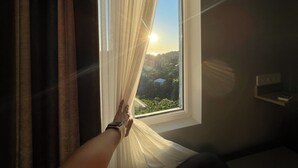 Chambre de base double ou avec lits jumeaux, vue sur la mer | Vue sur la montagne