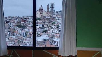 Habitación estándar con 2 camas individuales, vista a la ciudad | Decoración personalizada y muebles diferentes
