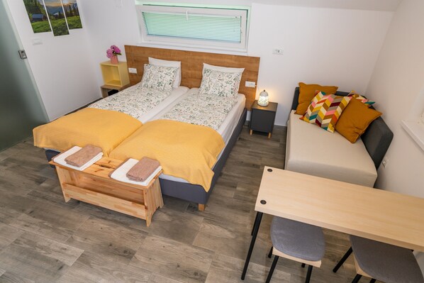 Tabla de planchar con plancha, wifi y ropa de cama 