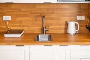 Refrigerador, microondas, placa de cocina, tostadora