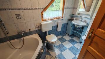 Een douche, een haardroger, handdoeken