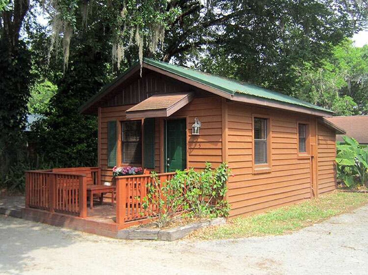 Cozy Cabin in riverfront resort