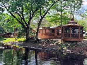 Exterior - Cozy Cabin in riverfront resort (Inverness)