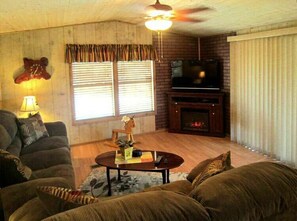 تلفزيون، مدفأة، تنس طاولة، كُتُب