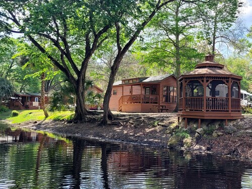 Cozy Cabin in riverfront resort