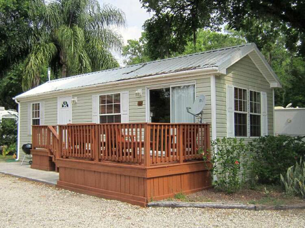 Cozy Cabin in riverfront resort