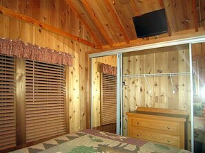 2 bedrooms, WiFi, bed sheets - Cozy Cabin in riverfront resort (Inverness)