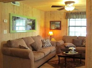 TV, fireplace, ping pong, books - Cozy Cabin in riverfront resort (Inverness)