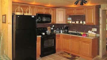 Réfrigérateur, micro-ondes, cafetiÚre/bouilloire, grille-pain