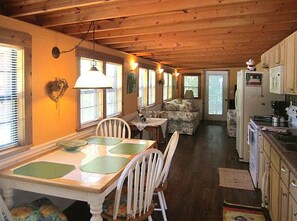 Dining - Cozy Cabin in riverfront resort (Inverness)