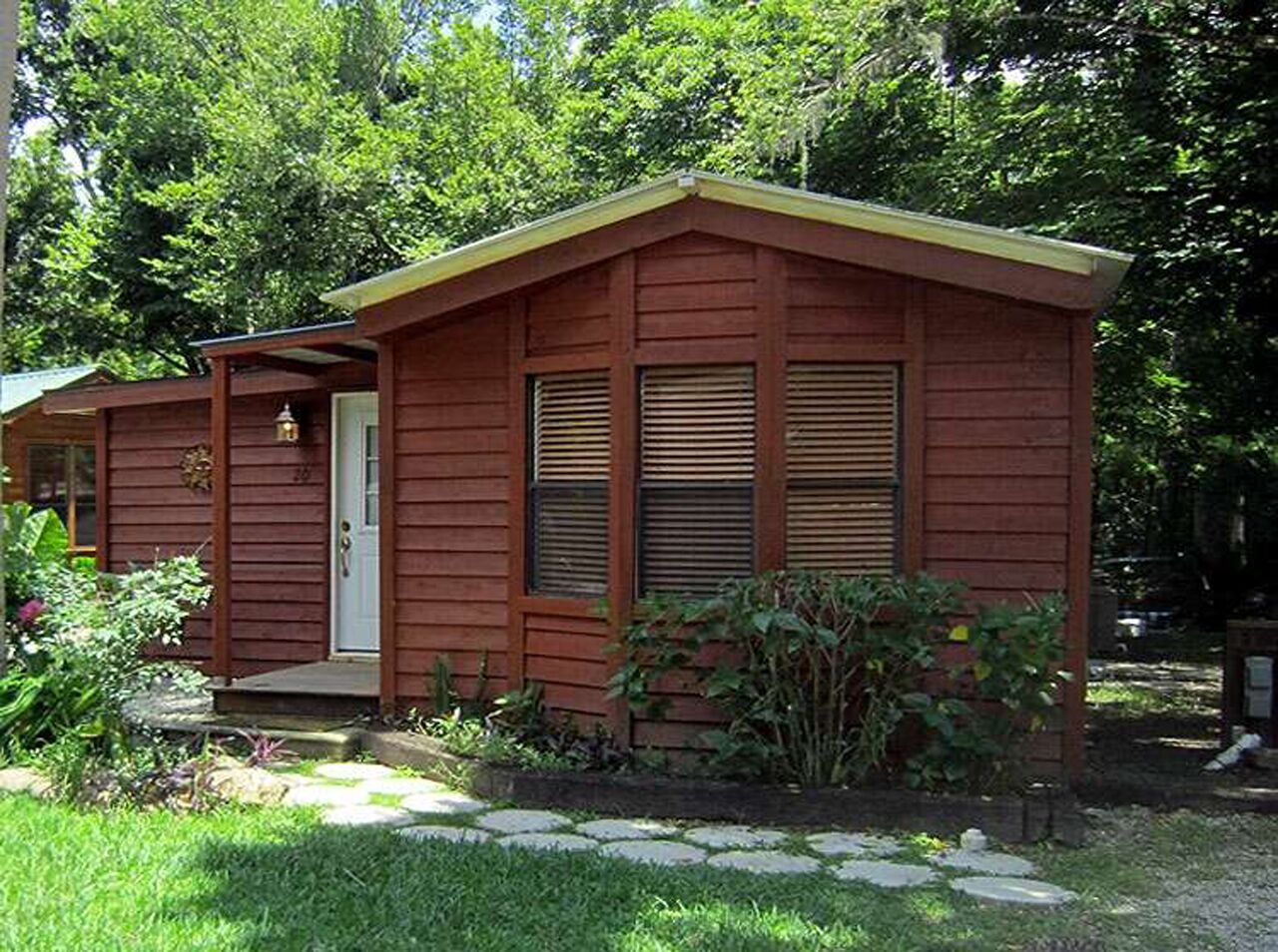 Cozy Cabin in riverfront resort