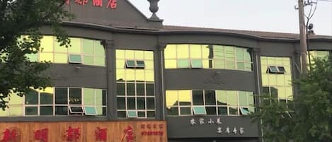 Un edificio con varias fachadas, incluyendo un restaurante con letrero a la vista.