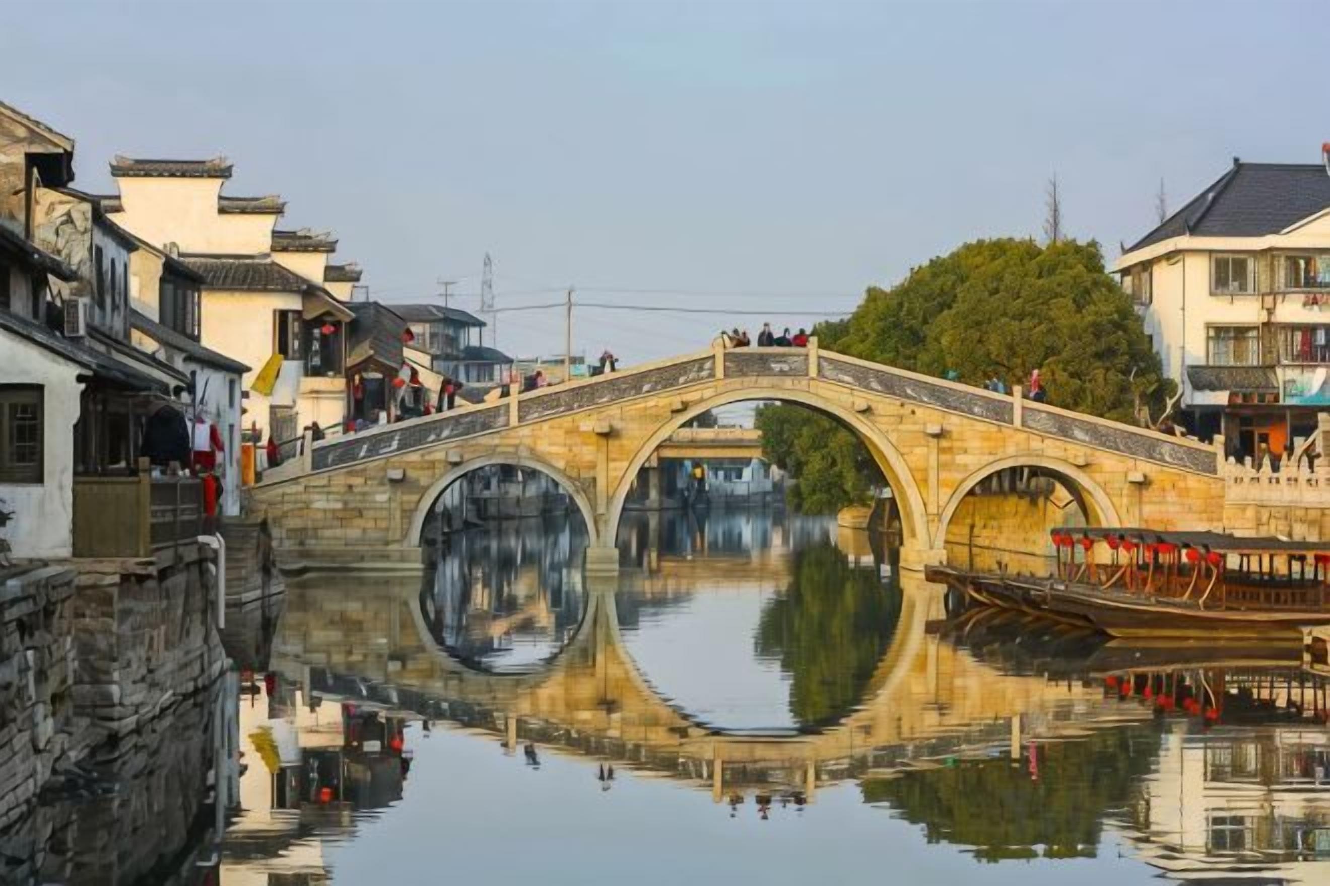 Un ponte in pietra che sovrasta un fiume tranquillo, con edifici su entrambe le rive.