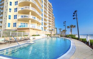Una piscina al aire libre, una piscina climatizada