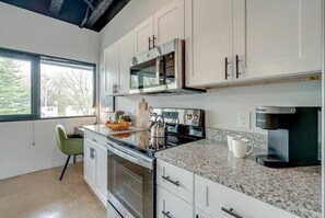 Microwave, toaster, blender, cookware/dishes/utensils - Probably On Broadway, Cozy Nashville Condo (Nashville)