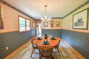 Dining - Rustic Hills Retreat...a scenic home on beautiful lake front property. (Union City)