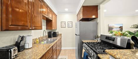 Refrigerador, microondas, horno, placa de cocina